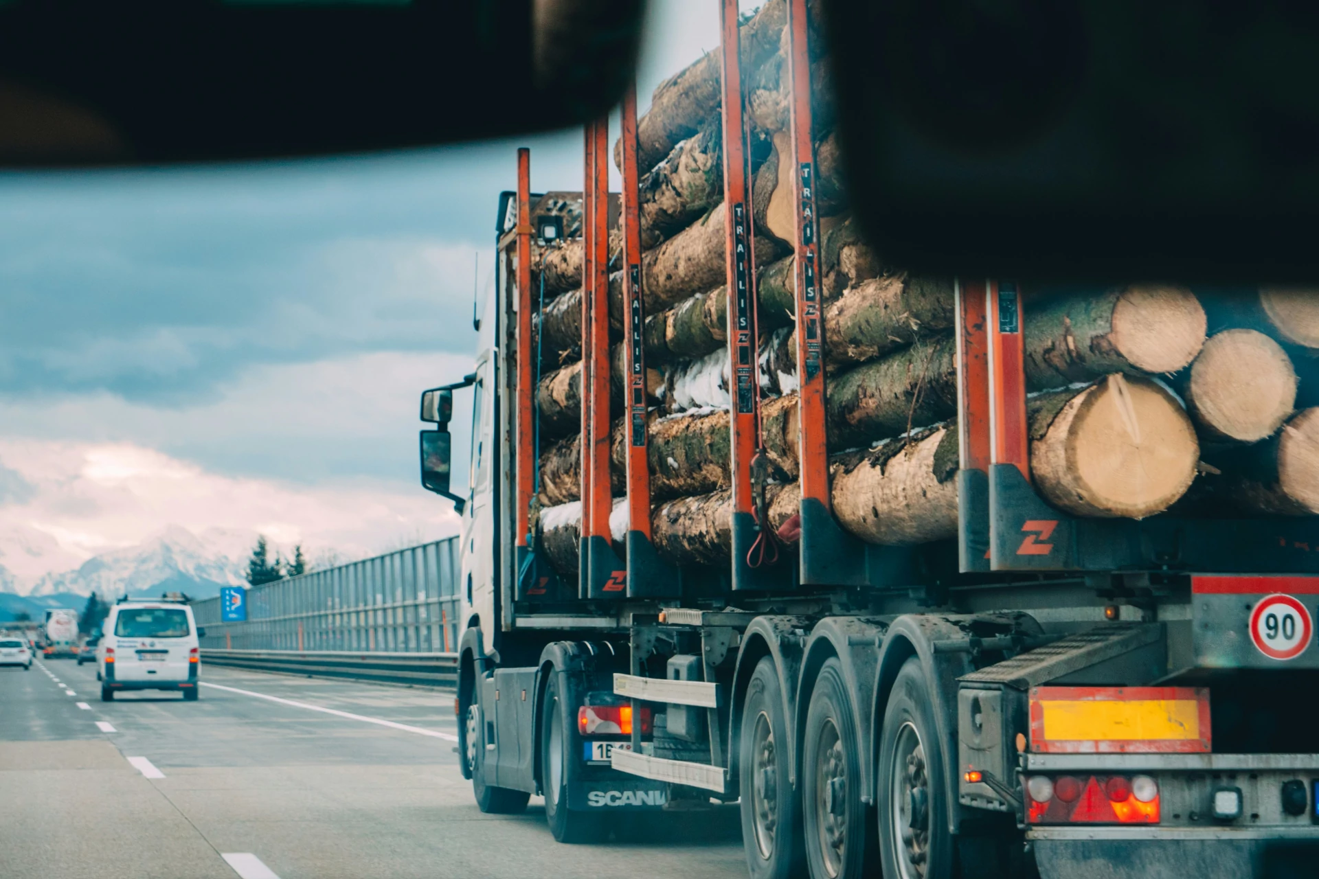 Ciężarówka Scania transportująca pnie drzew na autostradzie – logistyka i łańcuch dostaw surowców w kontekście EUDR